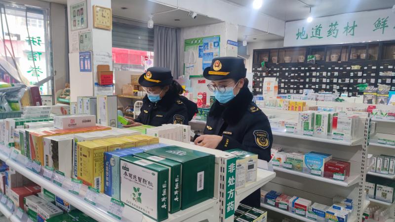 休寧縣市場(chǎng)監(jiān)督管理局開(kāi)展關(guān)鍵時(shí)段 藥品質(zhì)量安全專(zhuān)項(xiàng)檢查_(kāi)檢查照片.jpg_c3de9d07037547b2bdabb473fccf95c5.jpg