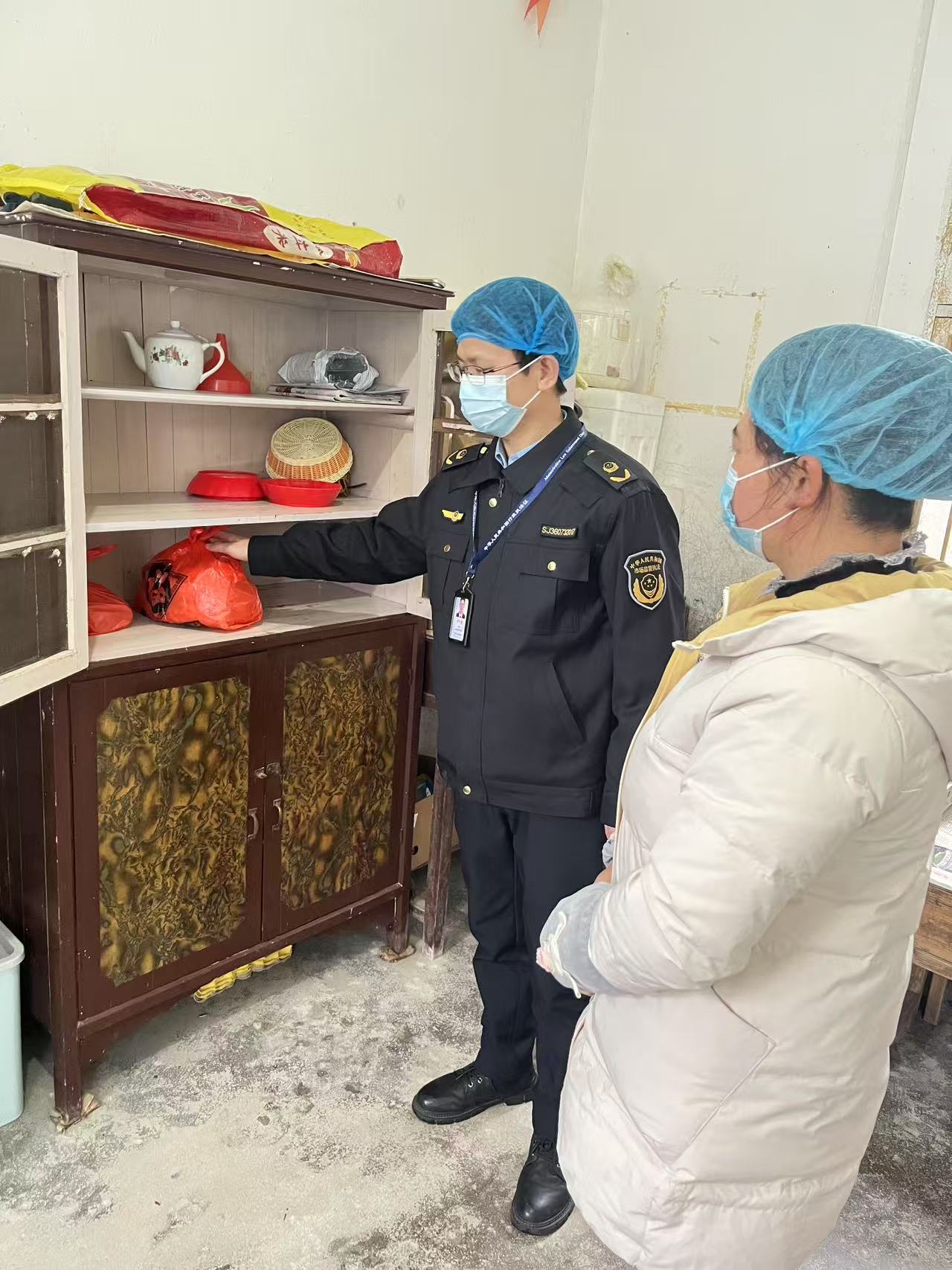 江西興國：“四維聯(lián)動”筑牢春季開學(xué)食品安全防線_微信圖片_20250220172407.jpg_3b8715c5874c47c1afb140927916adca.jpg