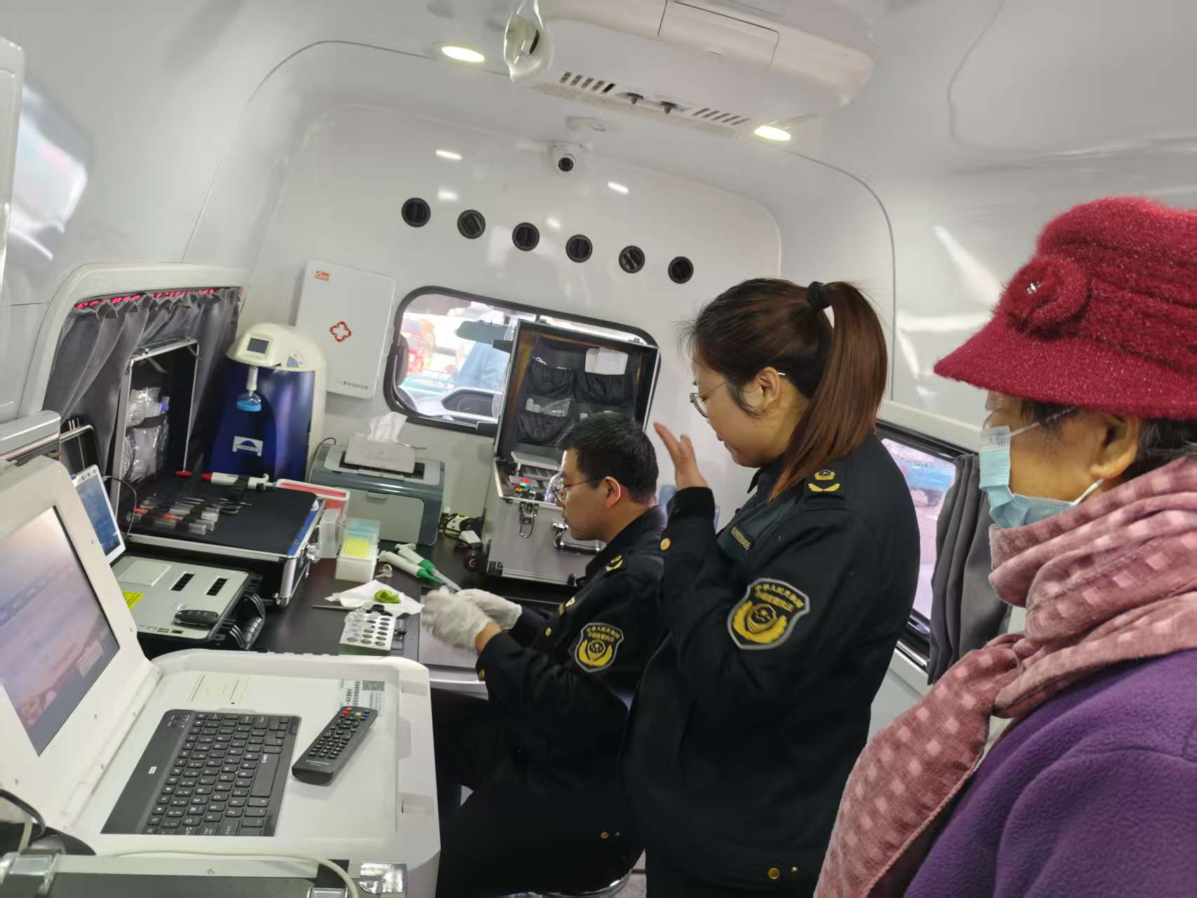 “你點我檢”進大集 服務惠民零距離  ——山東寧陽 “3?15”宣傳進大集 快檢車護航惠民生_微信圖片_20250313080126.jpg_75be2dddf80c463d9d8bbdc749e91425.jpg